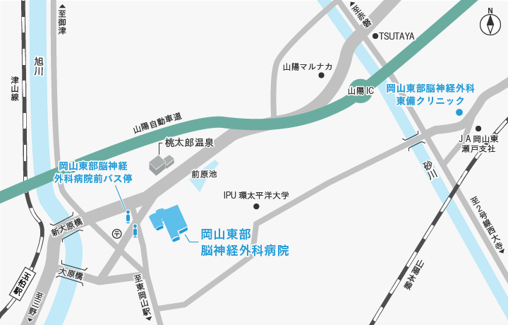 地図：病院は、県道96号線沿い、桃太郎温泉の道向かいにあります。病院の西側にバス停があります。